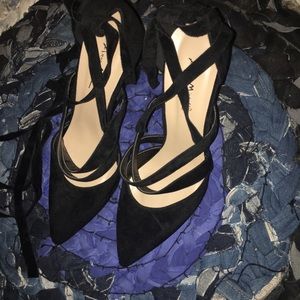 Super cute wrap around heel shoe